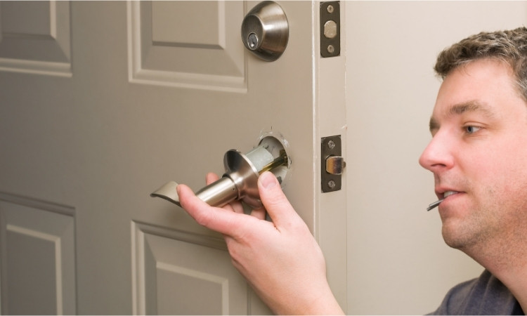 How to Remove Bathroom Door Handle with Integrated Lock: A Step-by-Step Guide